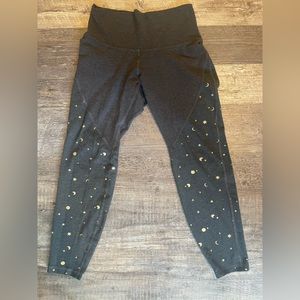Old Navy Active 7/8 Length Gray with gold stars leggings in size Small Petite